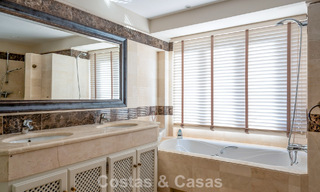 Amplia villa andaluza con vistas al mar en venta en El Rosario, Marbella Este 805973 