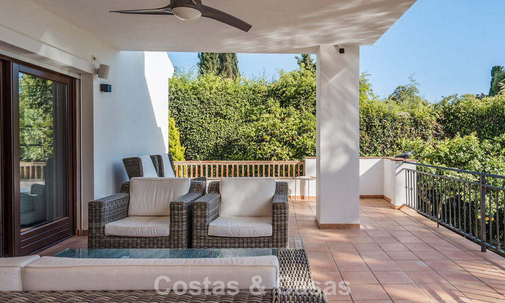 Amplia villa andaluza con vistas al mar en venta en El Rosario, Marbella Este 805976