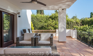 Amplia villa andaluza con vistas al mar en venta en El Rosario, Marbella Este 805976 