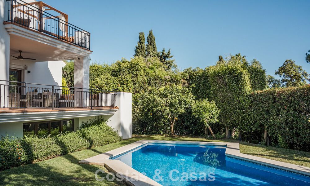 Amplia villa andaluza con vistas al mar en venta en El Rosario, Marbella Este 805978