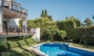 Amplia villa andaluza con vistas al mar en venta en El Rosario, Marbella Este 805978 