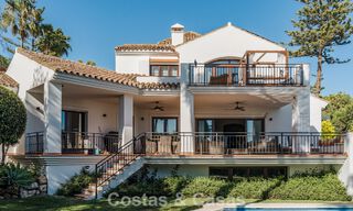 Amplia villa andaluza con vistas al mar en venta en El Rosario, Marbella Este 805979 