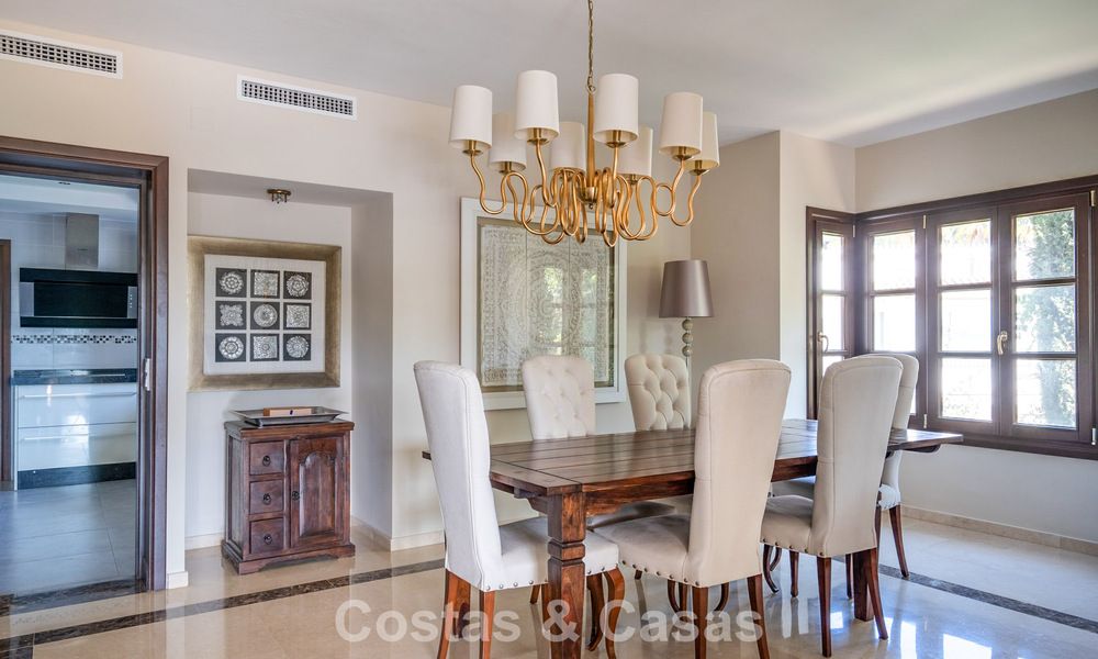 Amplia villa andaluza con vistas al mar en venta en El Rosario, Marbella Este 805980