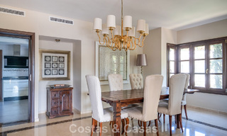 Amplia villa andaluza con vistas al mar en venta en El Rosario, Marbella Este 805980 