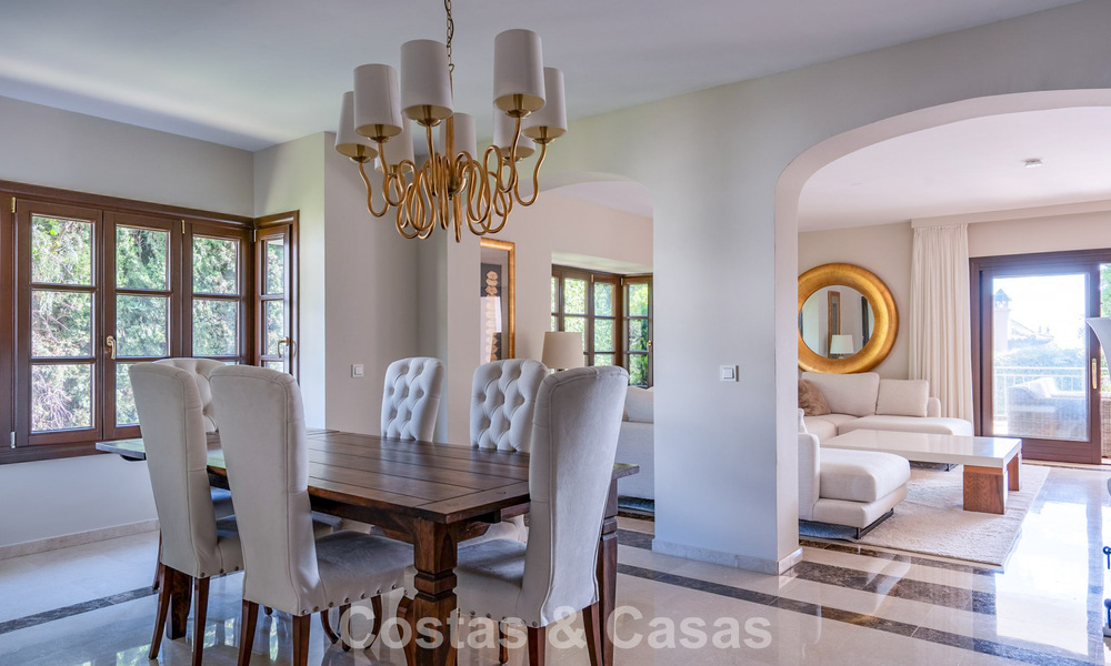 Amplia villa andaluza con vistas al mar en venta en El Rosario, Marbella Este 805984