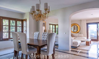 Amplia villa andaluza con vistas al mar en venta en El Rosario, Marbella Este 805984 
