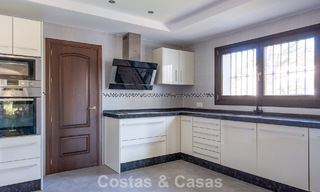 Amplia villa andaluza con vistas al mar en venta en El Rosario, Marbella Este 805985 