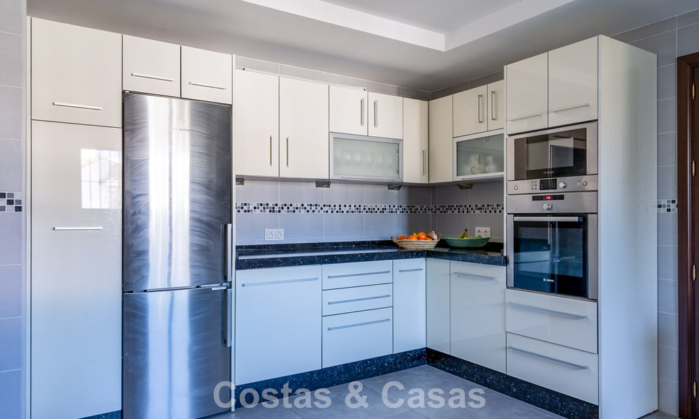 Amplia villa andaluza con vistas al mar en venta en El Rosario, Marbella Este 805986