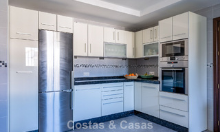 Amplia villa andaluza con vistas al mar en venta en El Rosario, Marbella Este 805986 