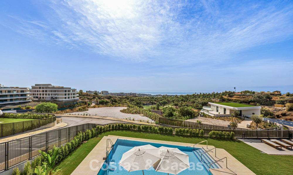 Nuevo apartamento dúplex con vistas panorámicas al mar en venta en la Nueva Milla de Oro, entre Marbella y Estepona 806114