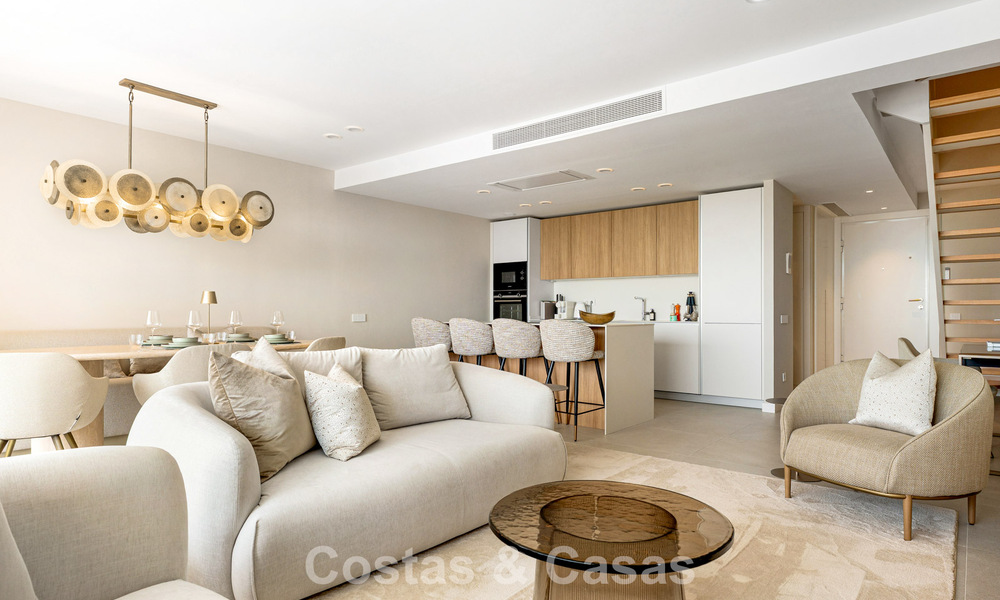 Nuevo apartamento dúplex con vistas panorámicas al mar en venta en la Nueva Milla de Oro, entre Marbella y Estepona 806118
