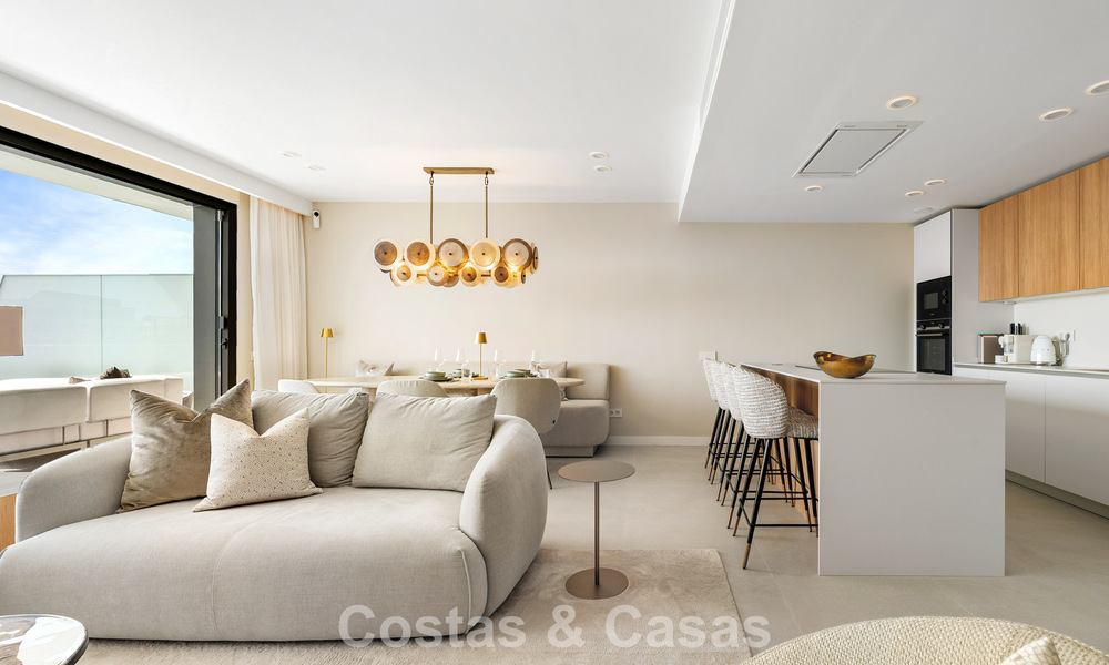 Nuevo apartamento dúplex con vistas panorámicas al mar en venta en la Nueva Milla de Oro, entre Marbella y Estepona 806119