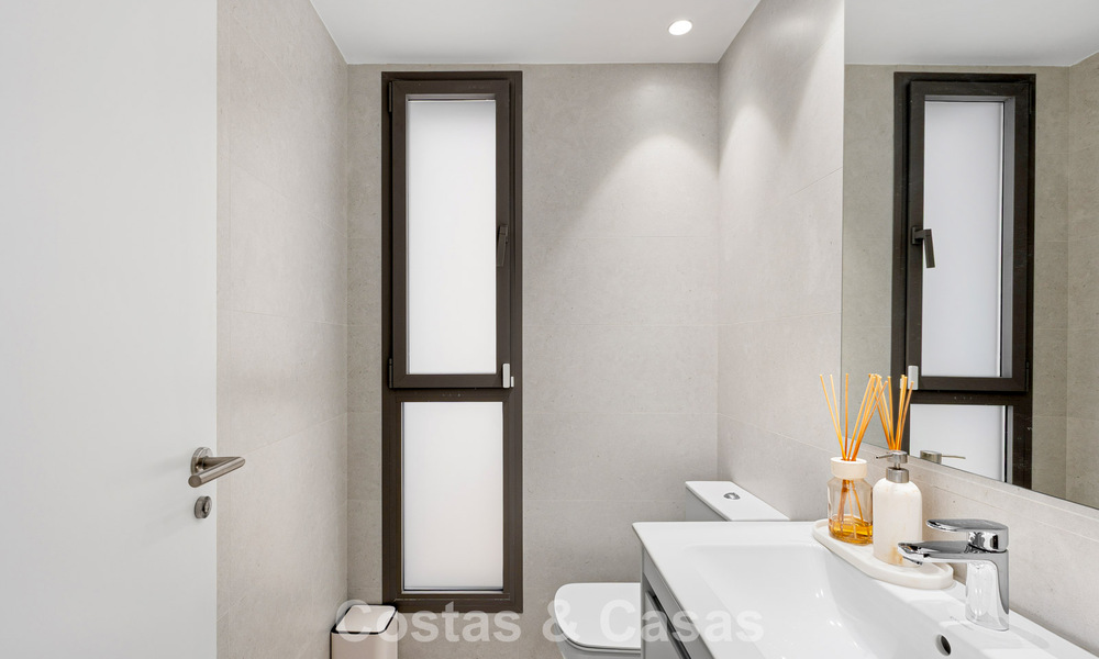 Nuevo apartamento dúplex con vistas panorámicas al mar en venta en la Nueva Milla de Oro, entre Marbella y Estepona 806124