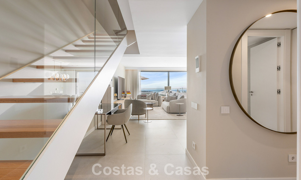 Nuevo apartamento dúplex con vistas panorámicas al mar en venta en la Nueva Milla de Oro, entre Marbella y Estepona 806125