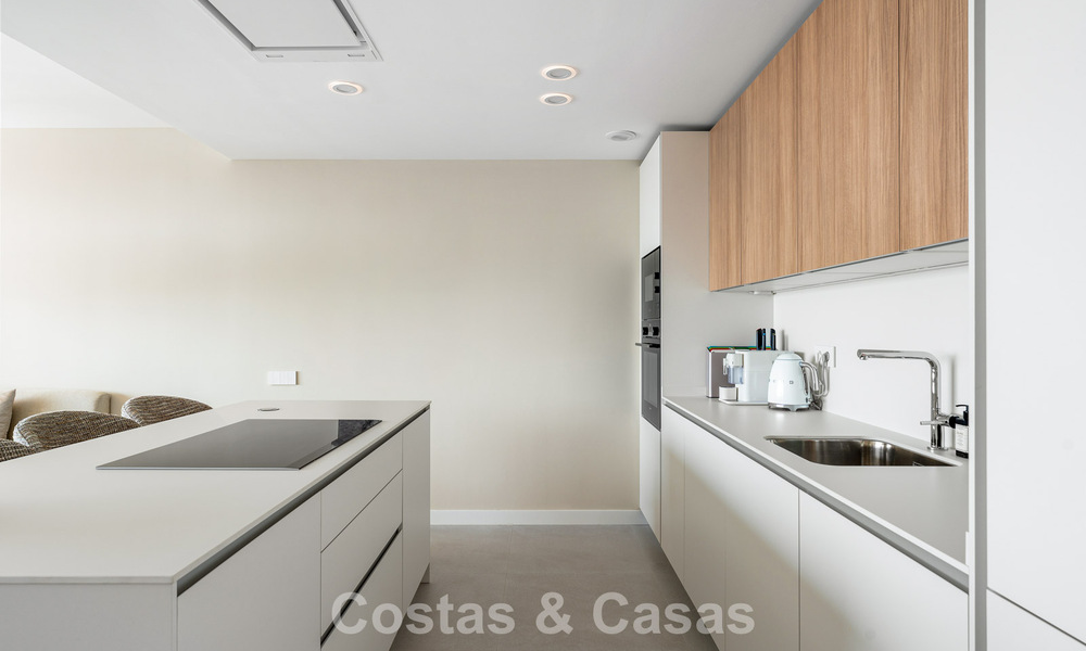 Nuevo apartamento dúplex con vistas panorámicas al mar en venta en la Nueva Milla de Oro, entre Marbella y Estepona 806126