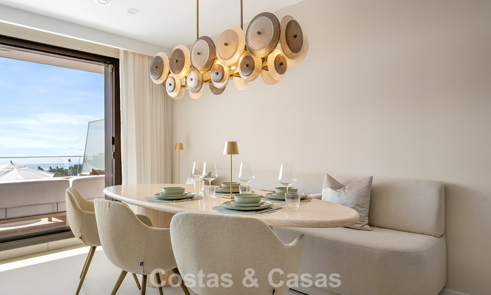 Nuevo apartamento dúplex con vistas panorámicas al mar en venta en la Nueva Milla de Oro, entre Marbella y Estepona 806129