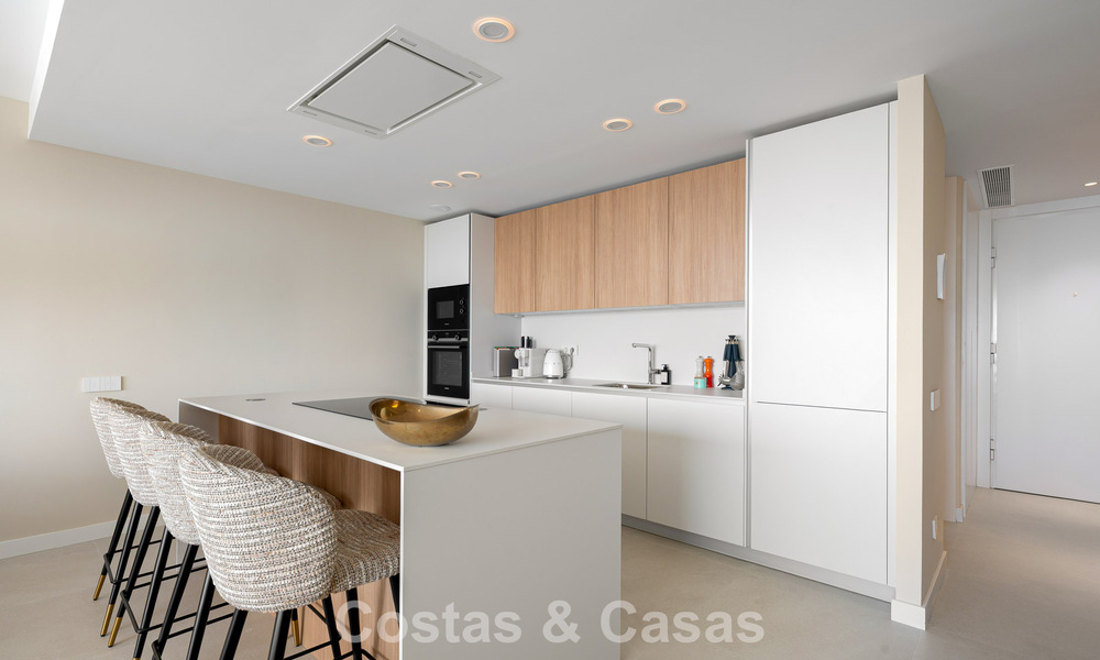 Nuevo apartamento dúplex con vistas panorámicas al mar en venta en la Nueva Milla de Oro, entre Marbella y Estepona 806130
