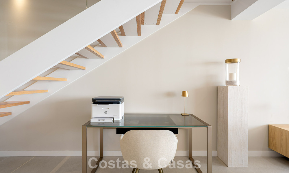 Nuevo apartamento dúplex con vistas panorámicas al mar en venta en la Nueva Milla de Oro, entre Marbella y Estepona 806131