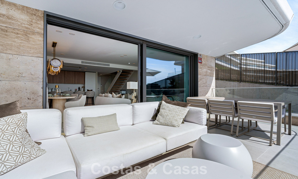 Nuevo apartamento dúplex con vistas panorámicas al mar en venta en la Nueva Milla de Oro, entre Marbella y Estepona 806134