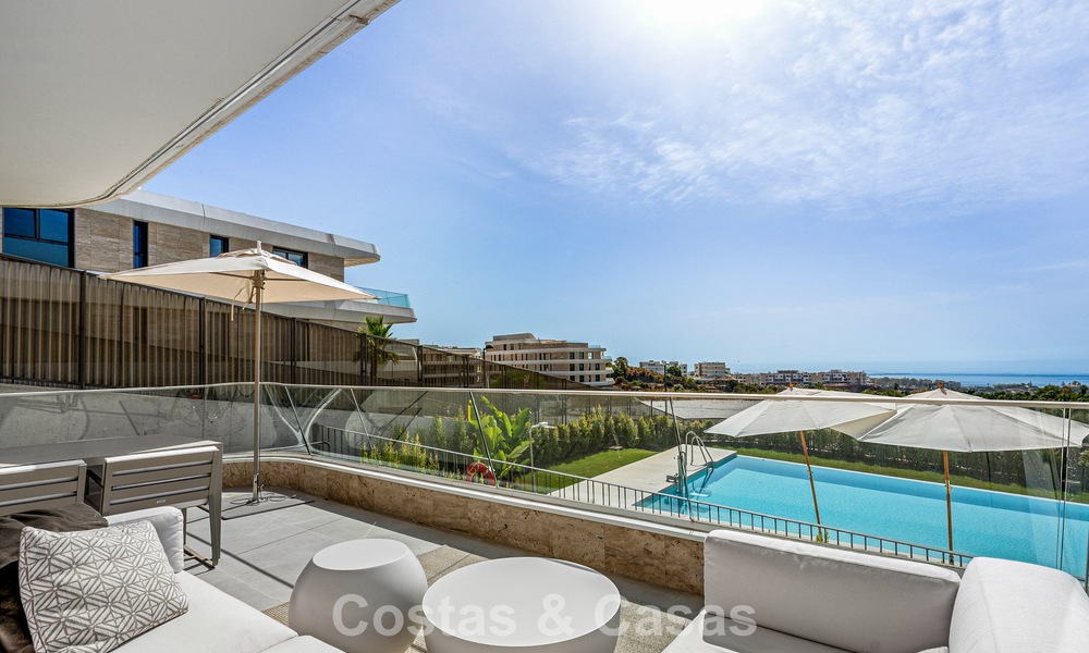 Nuevo apartamento dúplex con vistas panorámicas al mar en venta en la Nueva Milla de Oro, entre Marbella y Estepona 806136