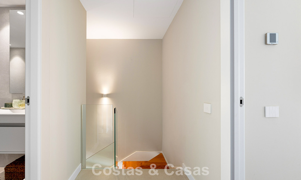 Nuevo apartamento dúplex con vistas panorámicas al mar en venta en la Nueva Milla de Oro, entre Marbella y Estepona 806139