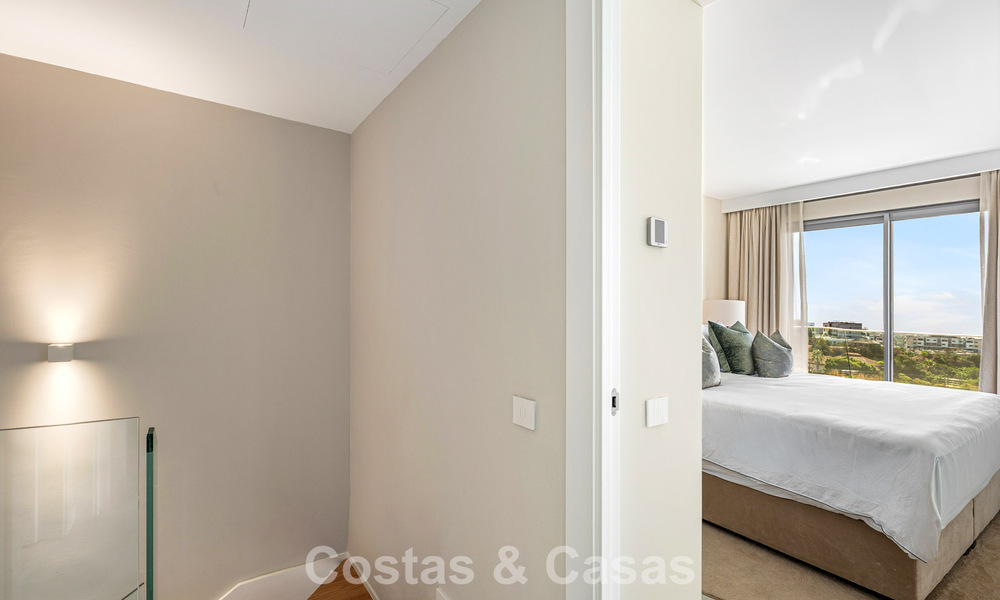 Nuevo apartamento dúplex con vistas panorámicas al mar en venta en la Nueva Milla de Oro, entre Marbella y Estepona 806140