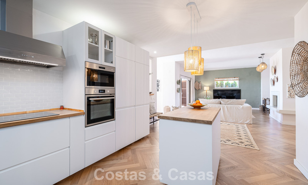 Apartamento totalmente reformado con vistas panorámicas al mar en venta en el Valle del Golf de Nueva Andalucía, Marbella 806147