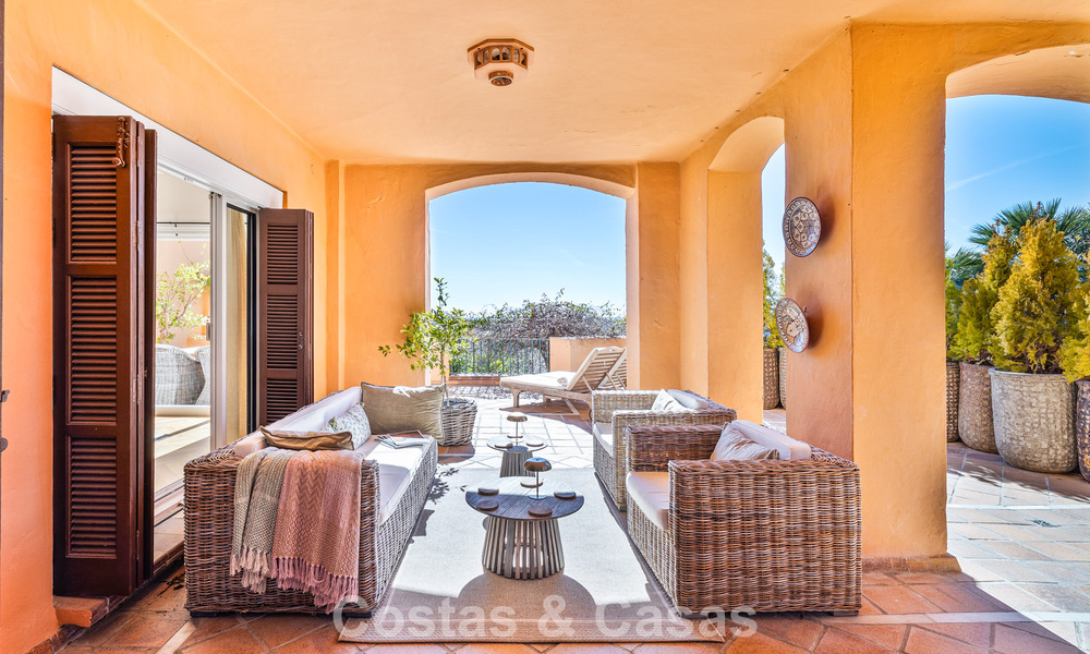 Apartamento totalmente reformado con vistas panorámicas al mar en venta en el Valle del Golf de Nueva Andalucía, Marbella 806148