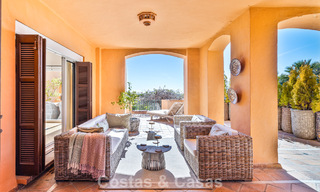 Apartamento totalmente reformado con vistas panorámicas al mar en venta en el Valle del Golf de Nueva Andalucía, Marbella 806148 