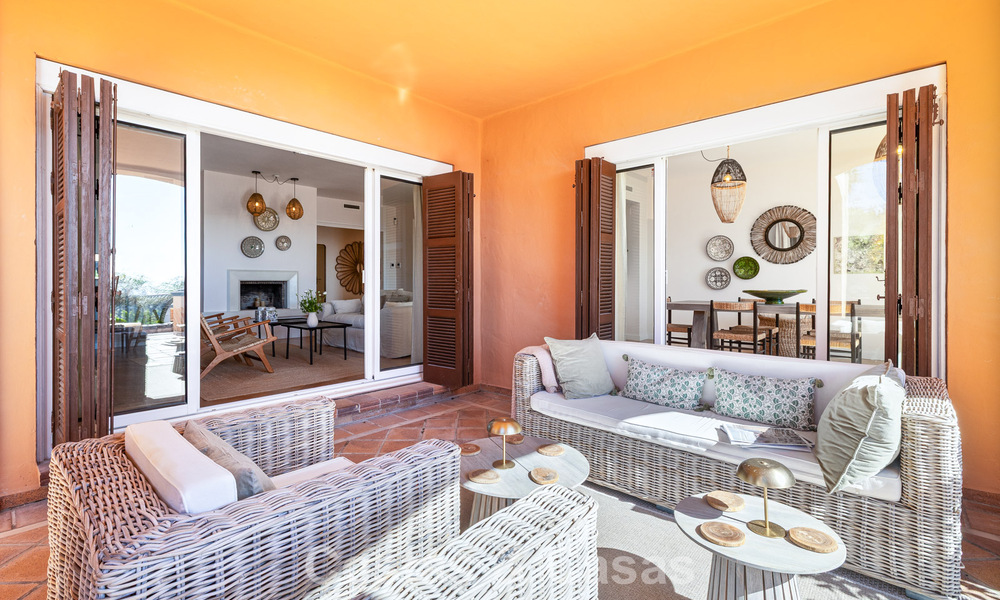 Apartamento totalmente reformado con vistas panorámicas al mar en venta en el Valle del Golf de Nueva Andalucía, Marbella 806149