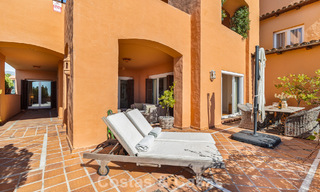 Apartamento totalmente reformado con vistas panorámicas al mar en venta en el Valle del Golf de Nueva Andalucía, Marbella 806150 