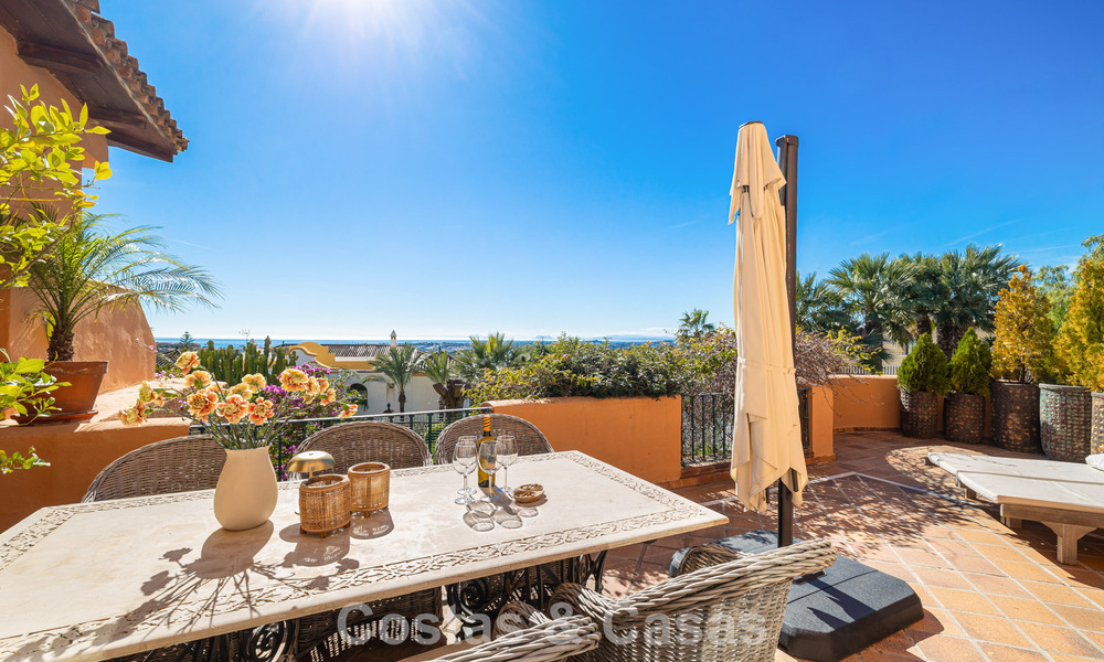 Apartamento totalmente reformado con vistas panorámicas al mar en venta en el Valle del Golf de Nueva Andalucía, Marbella 806151