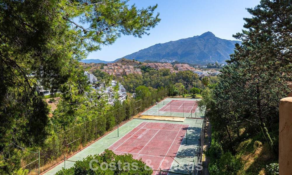 Apartamento totalmente reformado con vistas panorámicas al mar en venta en el Valle del Golf de Nueva Andalucía, Marbella 806153