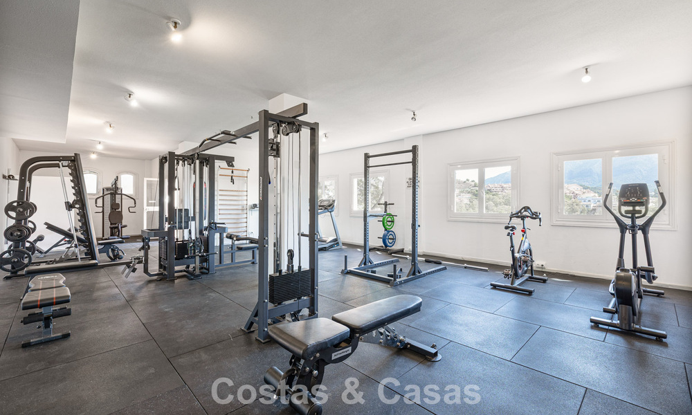 Apartamento totalmente reformado con vistas panorámicas al mar en venta en el Valle del Golf de Nueva Andalucía, Marbella 806154