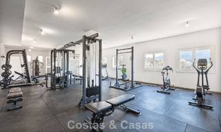 Apartamento totalmente reformado con vistas panorámicas al mar en venta en el Valle del Golf de Nueva Andalucía, Marbella 806154 