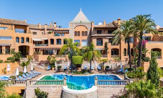 Apartamento totalmente reformado con vistas panorámicas al mar en venta en el Valle del Golf de Nueva Andalucía, Marbella 806157 