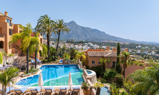 Apartamento totalmente reformado con vistas panorámicas al mar en venta en el Valle del Golf de Nueva Andalucía, Marbella 806159 