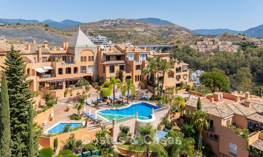 Apartamento totalmente reformado con vistas panorámicas al mar en venta en el Valle del Golf de Nueva Andalucía, Marbella 806160