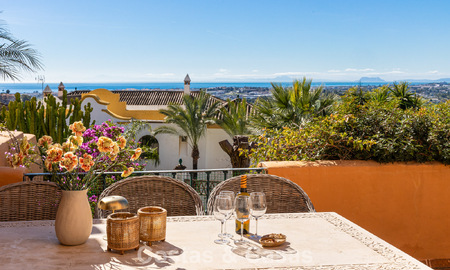 Apartamento totalmente reformado con vistas panorámicas al mar en venta en el Valle del Golf de Nueva Andalucía, Marbella 806162