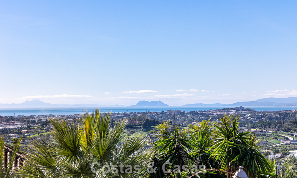 Apartamento totalmente reformado con vistas panorámicas al mar en venta en el Valle del Golf de Nueva Andalucía, Marbella 806164