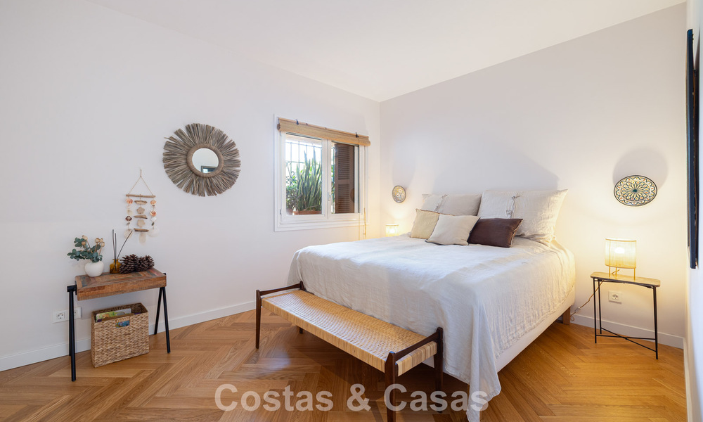 Apartamento totalmente reformado con vistas panorámicas al mar en venta en el Valle del Golf de Nueva Andalucía, Marbella 806170