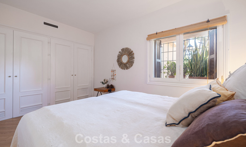 Apartamento totalmente reformado con vistas panorámicas al mar en venta en el Valle del Golf de Nueva Andalucía, Marbella 806171
