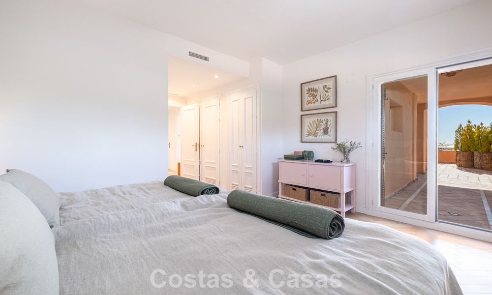 Apartamento totalmente reformado con vistas panorámicas al mar en venta en el Valle del Golf de Nueva Andalucía, Marbella 806180