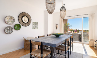 Apartamento totalmente reformado con vistas panorámicas al mar en venta en el Valle del Golf de Nueva Andalucía, Marbella 806181 