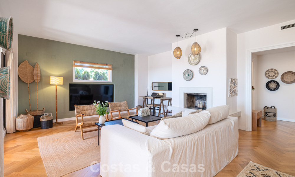 Apartamento totalmente reformado con vistas panorámicas al mar en venta en el Valle del Golf de Nueva Andalucía, Marbella 806182