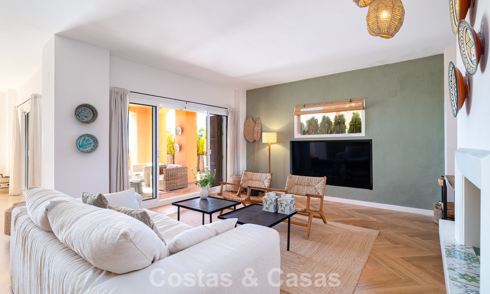 Apartamento totalmente reformado con vistas panorámicas al mar en venta en el Valle del Golf de Nueva Andalucía, Marbella 806183