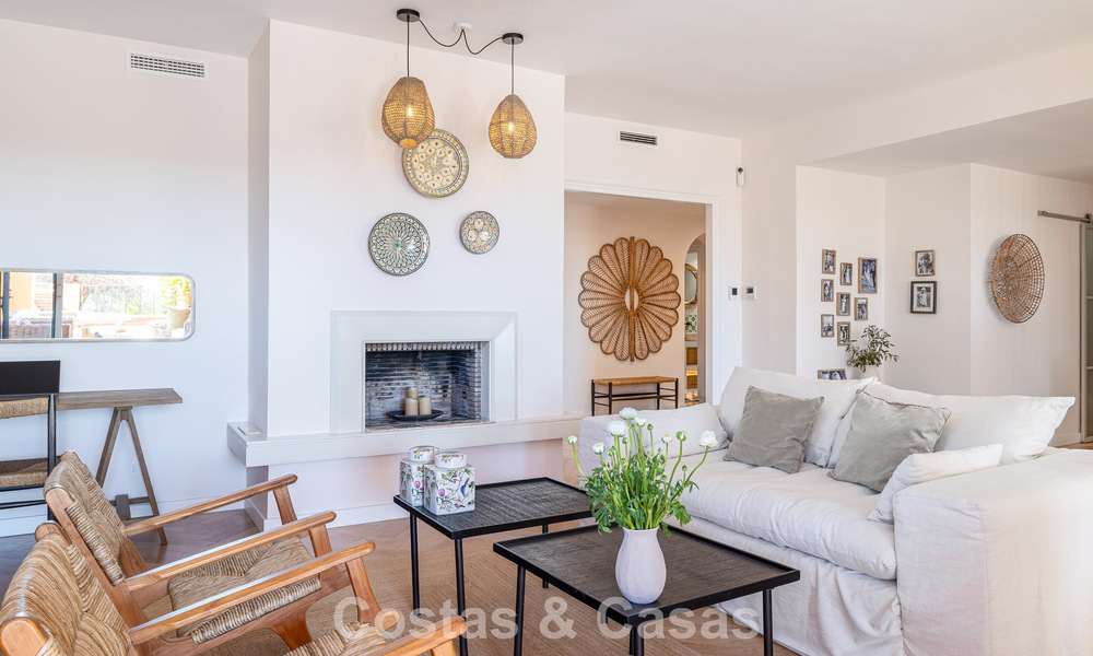 Apartamento totalmente reformado con vistas panorámicas al mar en venta en el Valle del Golf de Nueva Andalucía, Marbella 806184