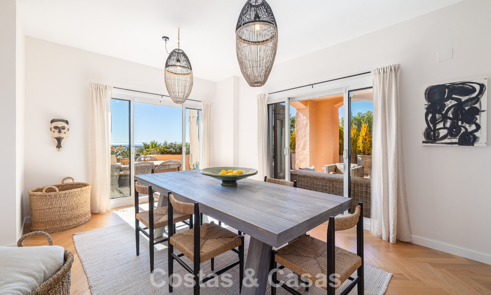 Apartamento totalmente reformado con vistas panorámicas al mar en venta en el Valle del Golf de Nueva Andalucía, Marbella 806185