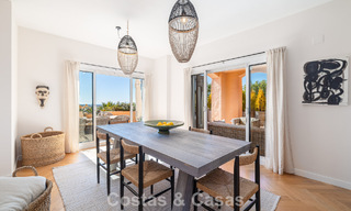 Apartamento totalmente reformado con vistas panorámicas al mar en venta en el Valle del Golf de Nueva Andalucía, Marbella 806185 