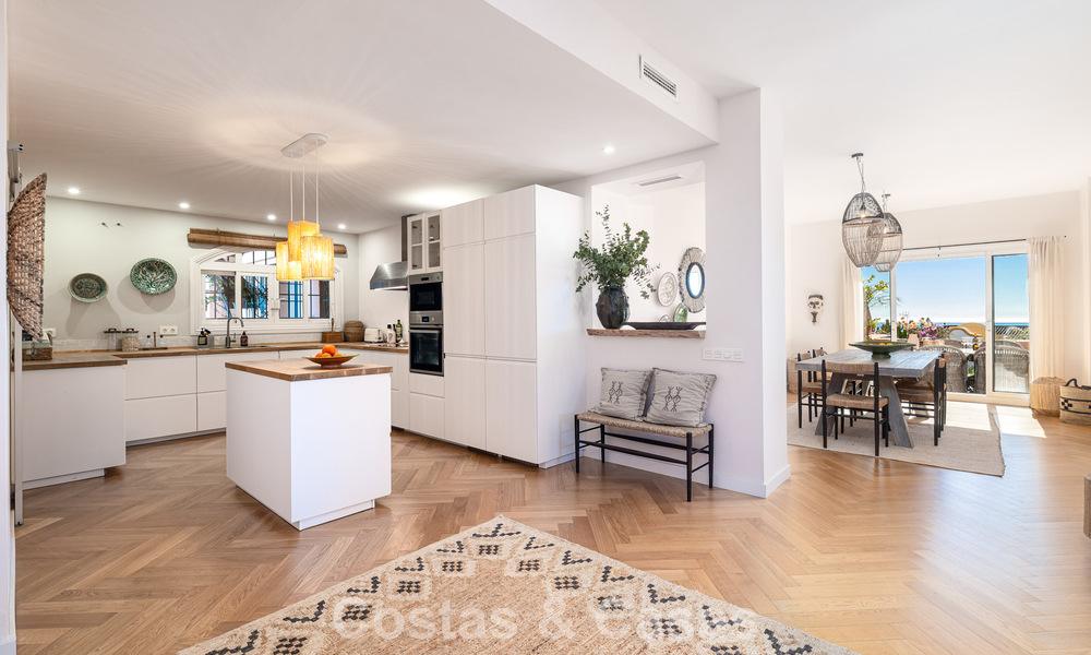 Apartamento totalmente reformado con vistas panorámicas al mar en venta en el Valle del Golf de Nueva Andalucía, Marbella 806186